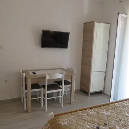 Apartment Antonija With Pool