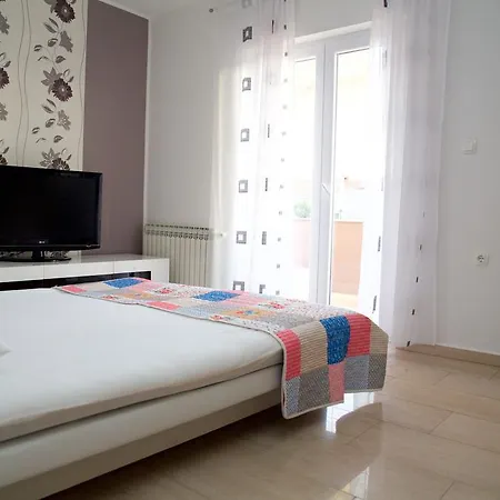 Apartment Antonija With Pool